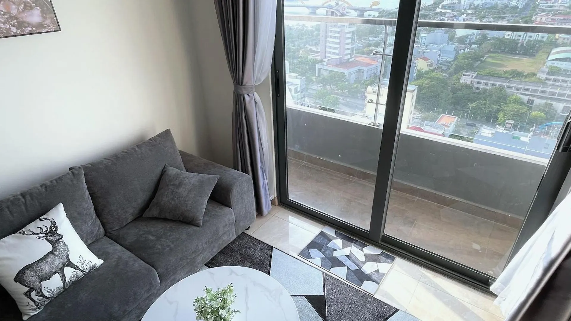 Monarchy Apartment 2Br-80M2 Han River View Da Nang